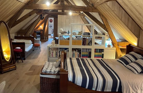 Montreuil-le-Henri Bed & Breakfast | Spacious room with pool and private parking