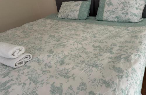 Longcroft Hotel | Spacious room close to tram