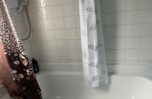 Longcroft Hotel | Spacious room close to tram