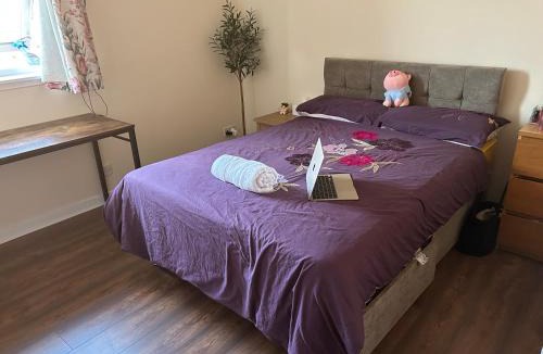 Longcroft Hotel | Spacious room close to tram