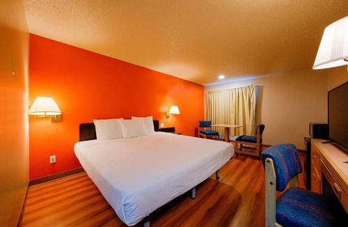 Hermiston Hotel | Spacious Room for Exploring Hermiston’s Shops & Dining — Great Central Location