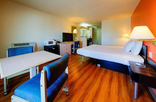 Hermiston Hotel | Spacious Room for Exploring Hermiston’s Shops & Dining — Great Central Location