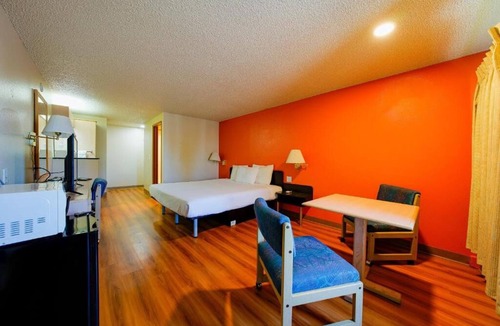 Hermiston Hotel | Spacious Room for Exploring Hermiston’s Shops & Dining — Great Central Location