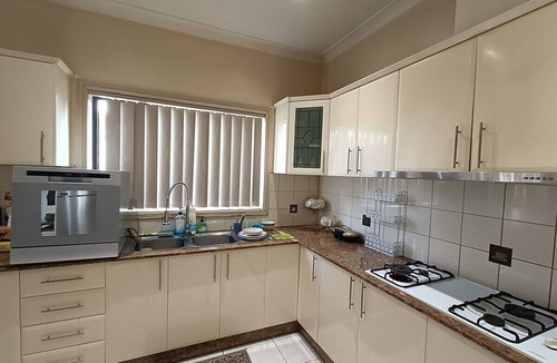 Guildford House | Spacious Room in spacious house | Air conditioning (Shared accomodation)