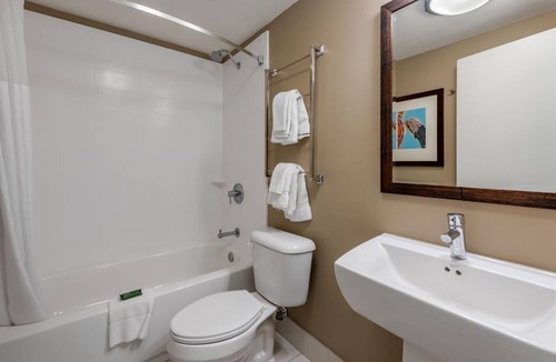 Jekyll Island Hotel | Spacious Room Near Historic District | Onsite Pool