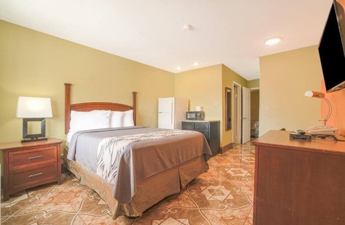 Aransas Pass Hotel | Spacious Room Near Port Aransas Museum + Pool & Parking
