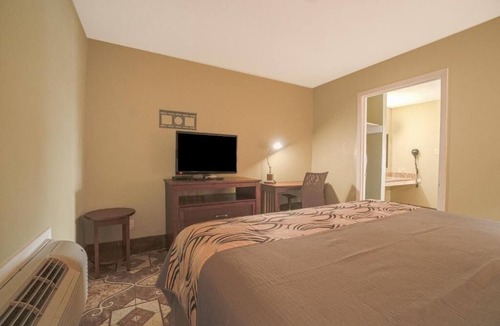 Aransas Pass Hotel | Spacious Room Near Port Aransas Museum + Pool & Parking