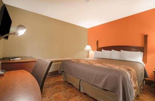 Aransas Pass Hotel | Spacious Room Near Port Aransas Museum + Pool & Parking