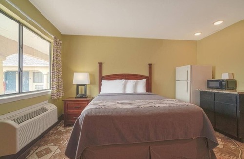 Aransas Pass Hotel | Spacious Room Near Port Aransas Museum + Pool & Parking