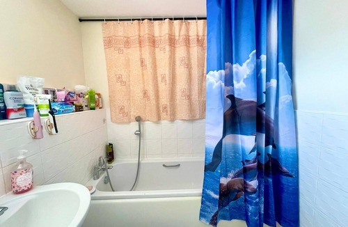 Hatfield Bed & Breakfast | Spacious room with study table next to university