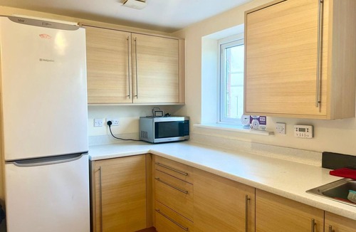 Hatfield Bed & Breakfast | Spacious room with study table next to university