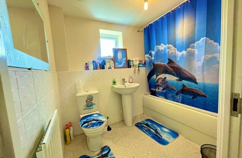 Hatfield Bed & Breakfast | Spacious room with study table next to university