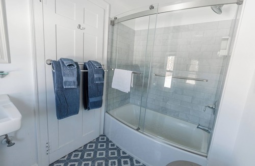 Francestown Apartment | Spacious room with Queen bed and pullout couch - Dog Friendly!