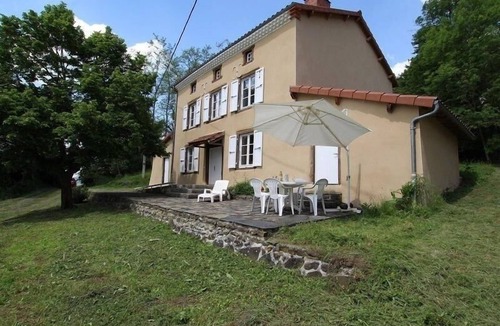 Mazeyrat-Aurouze Cottage | Spacious Rural Getaway with Terrace, 4 Bedrooms & Accessibility in Scenic Mazerat-Aurouze