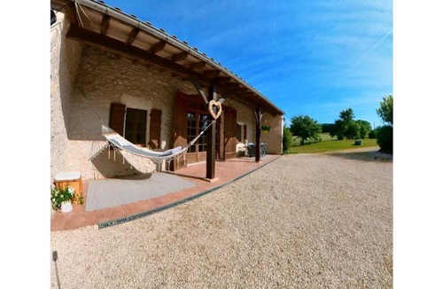 Garonne House | Spacious rural gite, large pool - 5mins from historical villages