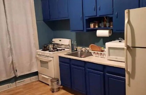 Brownsville House | Spacious Sanctuary 1 block to train!