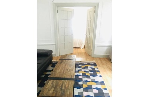 Brownsville House | Spacious Sanctuary 1 block to train!