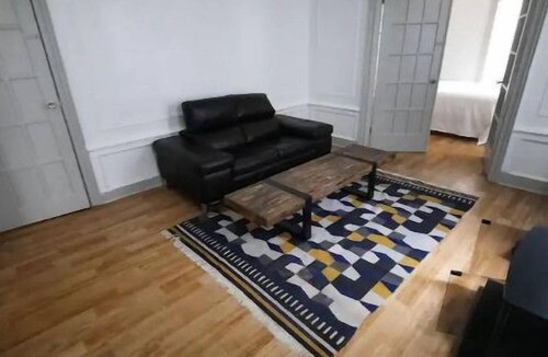 Brownsville House | Spacious Sanctuary 1 block to train!