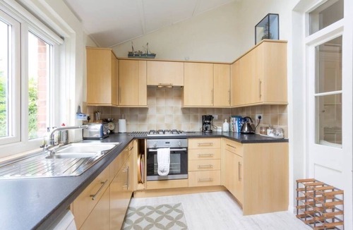 Deal Apartment | Spacious seafront 3-Bed, 3-Bath Apartment. Airy, Step-Free Layout. Free Parking