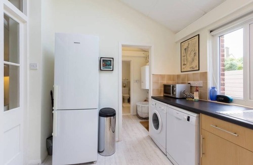 Deal Apartment | Spacious seafront 3-Bed, 3-Bath Apartment. Airy, Step-Free Layout. Free Parking