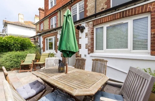 Deal Apartment | Spacious seafront 3-Bed, 3-Bath Apartment. Airy, Step-Free Layout. Free Parking