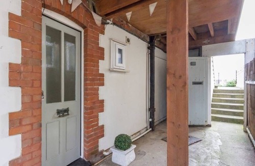 Deal Apartment | Spacious seafront 3-Bed, 3-Bath Apartment. Airy, Step-Free Layout. Free Parking