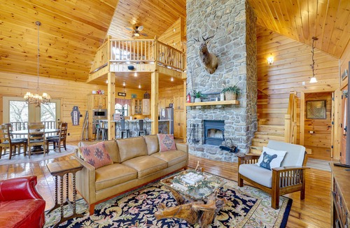 Maysville Cabin | Spacious & Secluded Cabin: 25 Mi to Bentonville!