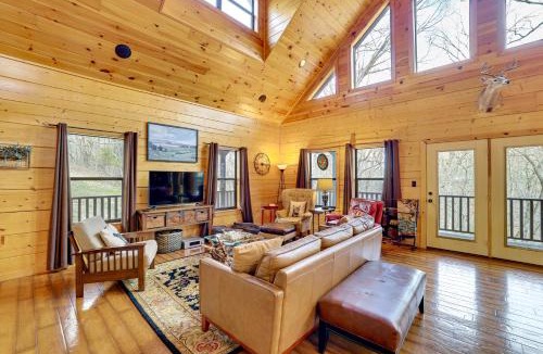 Maysville House | Spacious & Secluded Cabin: 25 Mi to Bentonville!
