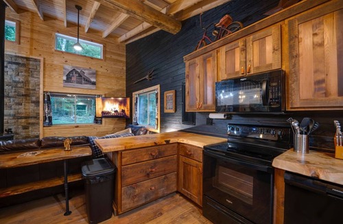 Irvine Cabin | Spacious Secluded Cabin on 100 Acres Near Red River Gorge