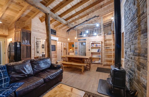 Irvine Cabin | Spacious Secluded Cabin on 100 Acres Near Red River Gorge