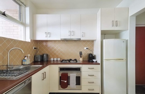 St. Kilda East Apartment | Spacious Secure Ground Level 1 Bedroom Apartment