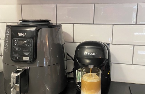 Benfleet Apartment | Spacious self-contained 2-bed apartment with a fully equipped kitchen dinner.