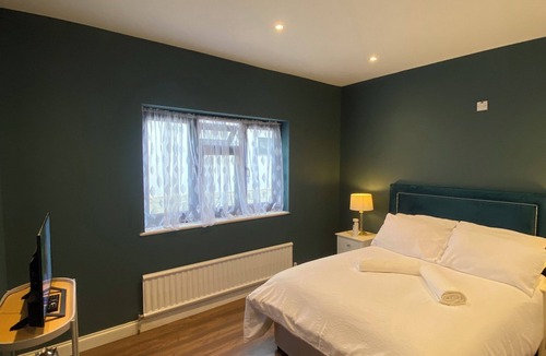 Benfleet Apartment | Spacious self-contained 2-bed apartment with a fully equipped kitchen dinner.