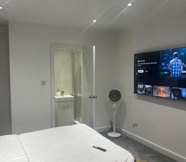 Custom House House | Spacious self-contained studio