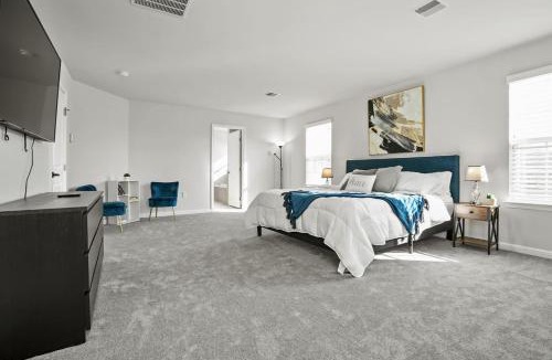 Palm House | Spacious & Serene Family Gem: Games, Office, Yard!
