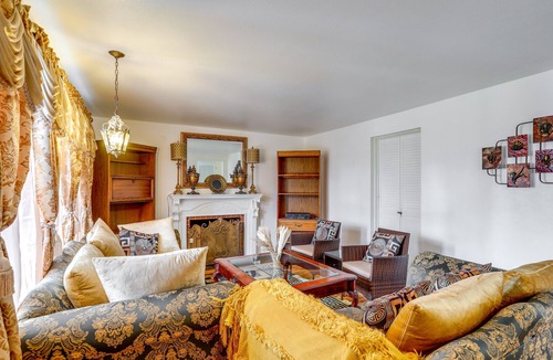 Shoreline Villa | Spacious Shoreline Villa - 10 Mi to Space Needle!