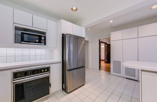 North Toronto House | Spacious single family home in historic Rosedale. Private yard and parking.