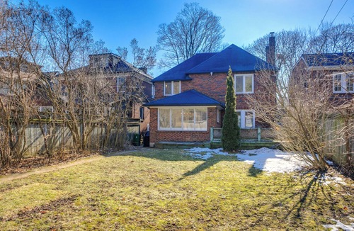 North Toronto House | Spacious single family home in historic Rosedale. Private yard and parking.