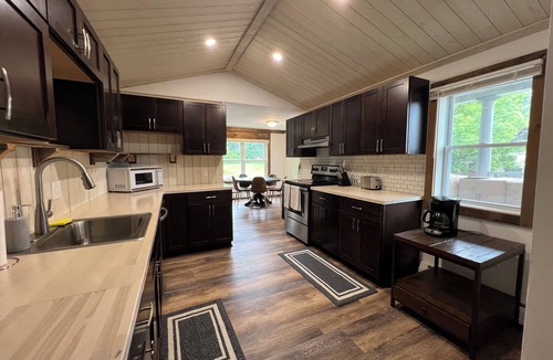 East Haven  Rutland County House | Spacious ski chalet with pool table & mountain views