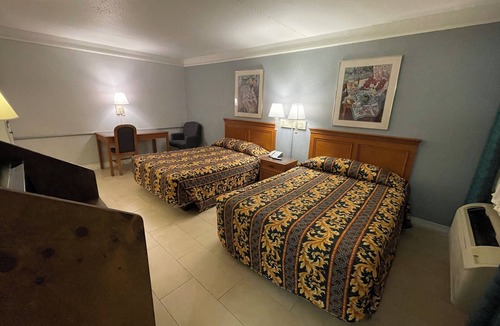Braeburn Hotel | Spacious Smoking Double Bedroom in Heart of Houston with AC comfort