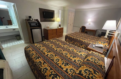 Braeburn Hotel | Spacious Smoking Double Bedroom in Heart of Houston with AC comfort