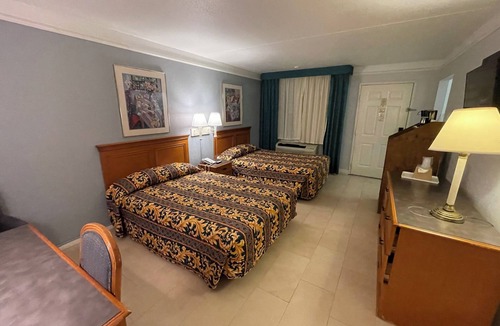 Braeburn Hotel | Spacious Smoking Double Bedroom in Heart of Houston with AC comfort