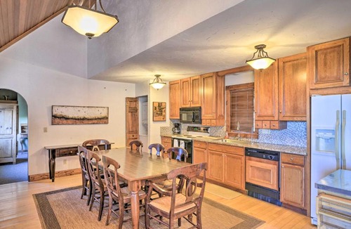 Edray House | Spacious Snowshoe Cabin with Sunset Mtn Views!