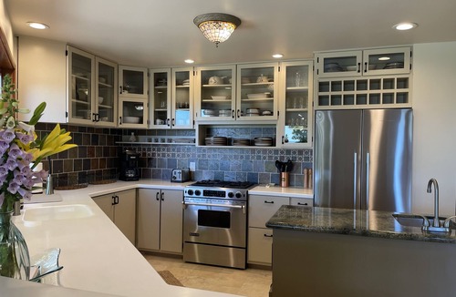 Mica House | Spacious South Hill View Home, Quiet Setting + Spa. Pet-friendly.