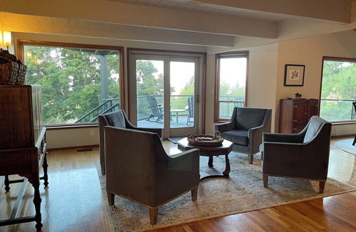 Mica House | Spacious South Hill View Home, Quiet Setting + Spa. Pet-friendly.