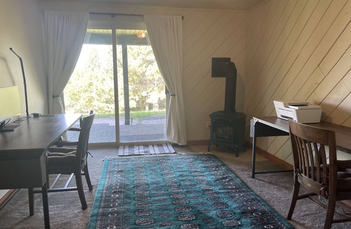 Mica House | Spacious South Hill View Home, Quiet Setting + Spa. Pet-friendly.