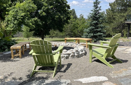 Mica House | Spacious South Hill View Home, Quiet Setting + Spa. Pet-friendly.