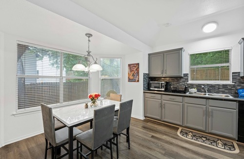 Parker Lane House | Spacious Southern Hideaway in city. Minutes from downtown & airport. Sleeps 11