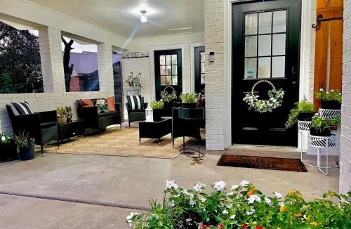 Marksville Villa | Spacious Southern Retreat - Sleeps 10 - 5 Beds