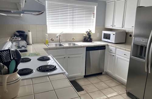 South Side House | Spacious Southside Home 1 King & 1 Queen bed!